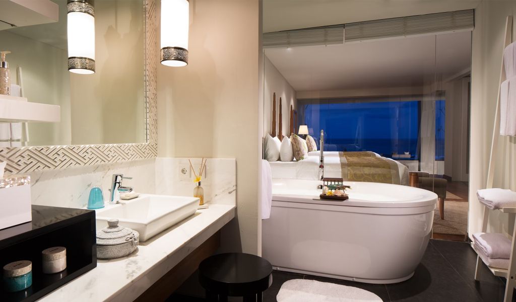 Badezimmer mit moderner Ausstattung und Meerblick
