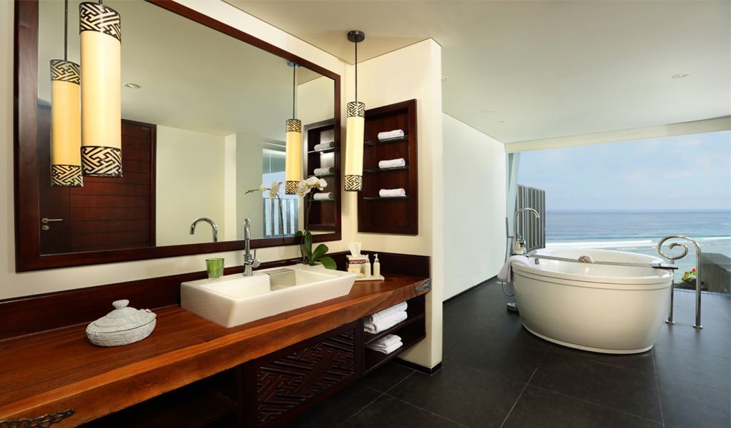 Geräumiges Bad mit Badewanne und Blick auf das Meer