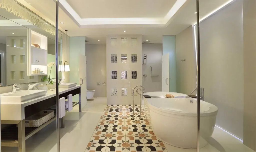 Modernes Badezimmer mit freistehender Badewanne und stilvollen Fliesen