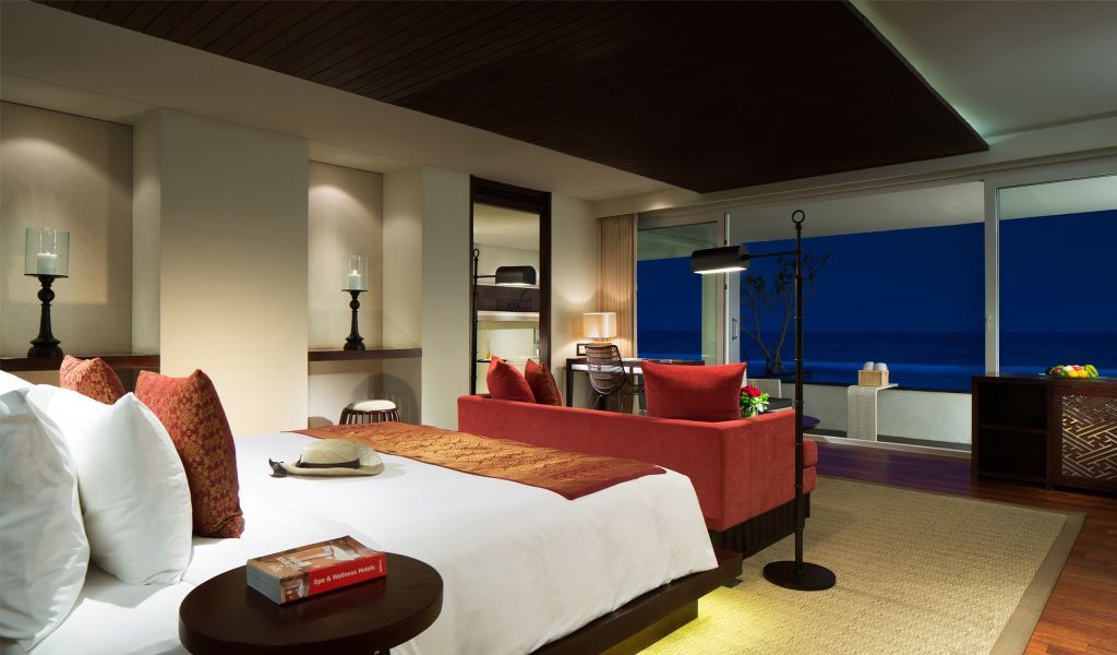 Moderne Suite mit Meerblick, Doppelbett und gemütlicher Sofaecke