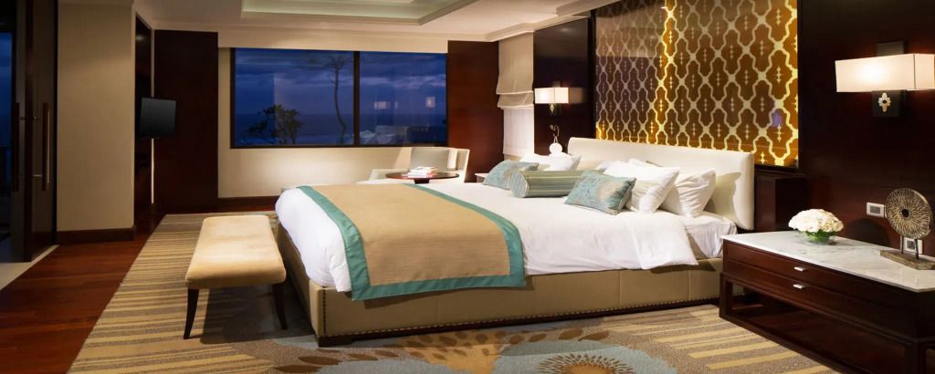 Luxuriöses Schlafzimmer mit großem Bett und stilvoller Einrichtung