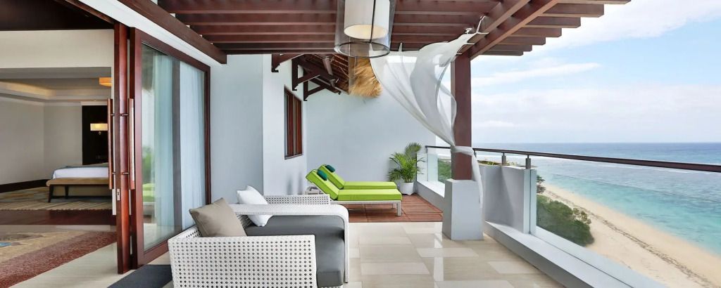 Geräumige Terrasse mit Liegestuhl und Meerblick
