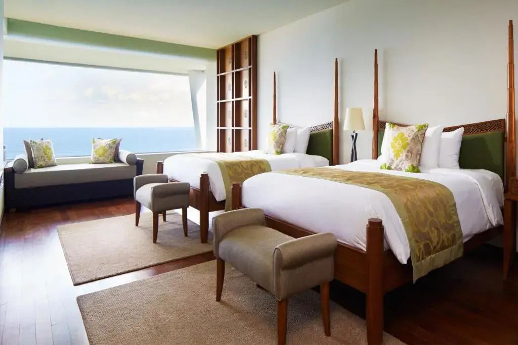 Geräumiges Zimmer mit zwei Einzelbetten und Blick auf das Meer