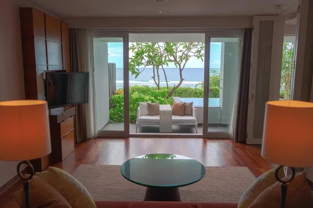 Zimmer mit Blick auf Terrasse und Meer