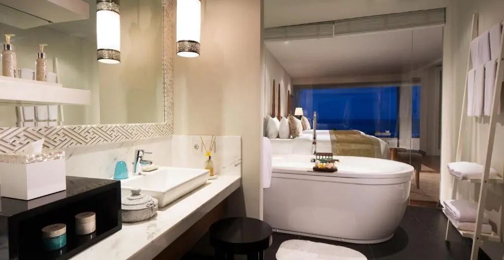 Modernes Badezimmer mit Badewanne und großen Spiegeln