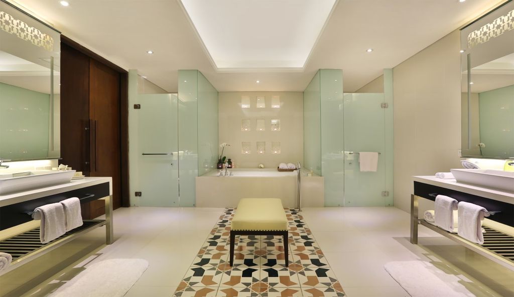 Modernes Badezimmer mit Glaswänden und stilvollen Fliesen