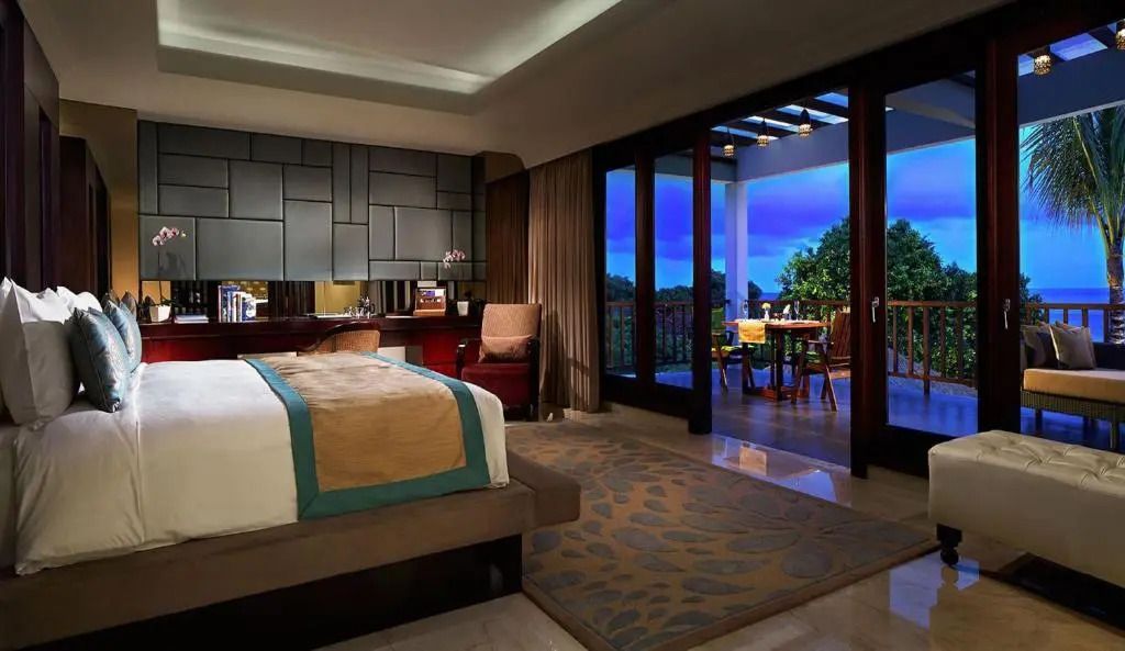 Elegantes Schlafzimmer mit Balkon und atemberaubender Aussicht