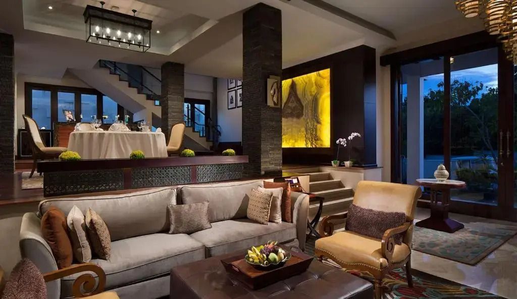 Stilvolle Lounge mit bequemen Sofas und modernem Design