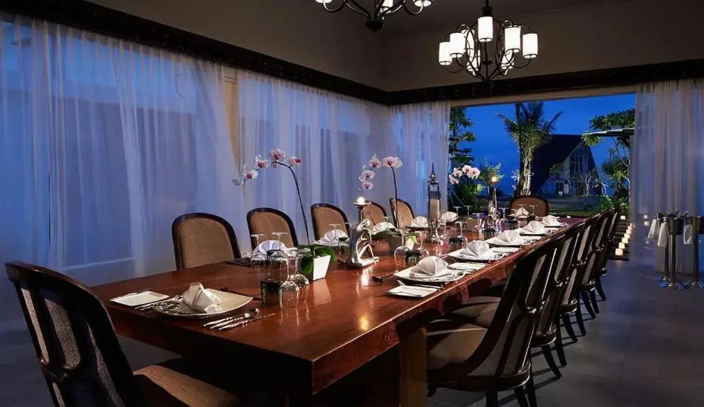 Exklusives Esszimmer mit gedecktem Tisch und eleganter Beleuchtung