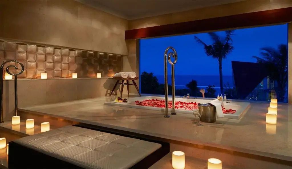 Luxuriöses Badezimmer mit Whirlpool und Meerblick