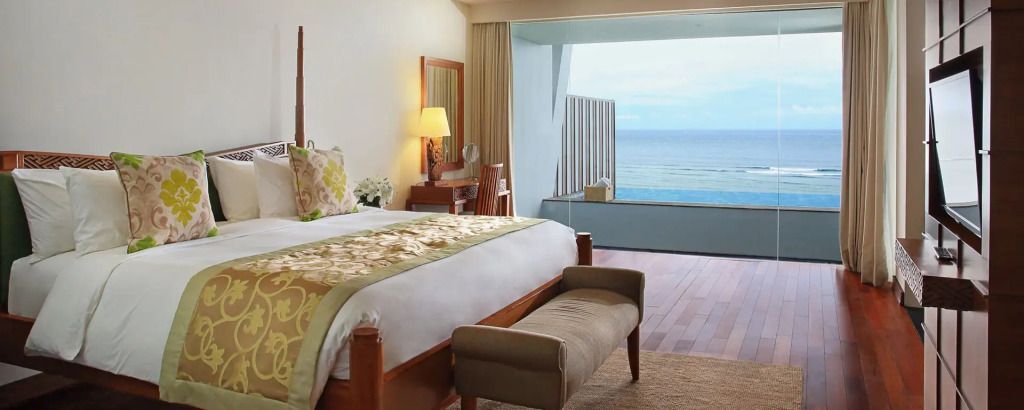 Luxuriöses Zimmer mit Blick auf das Meer und elegantem Interieur