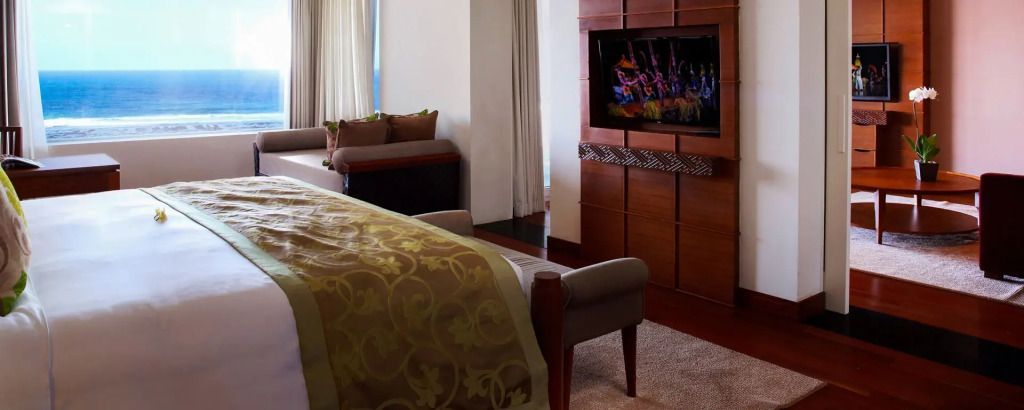 Doppelbett in einer stilvollen Suite mit traditionellem Dekor