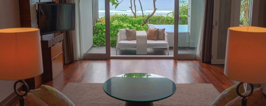 Moderne Terrasse mit Meerblick und stilvollen Sitzecken