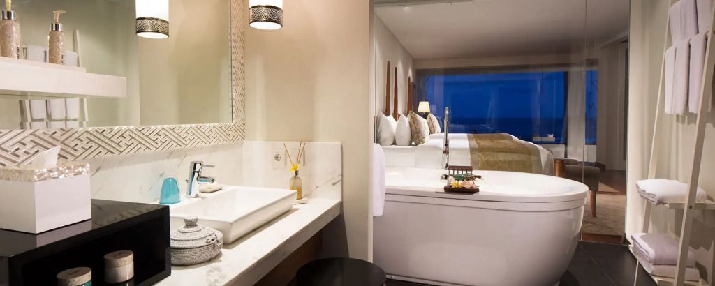 Geräumiges Badezimmer mit edlen Armaturen und modernem Design