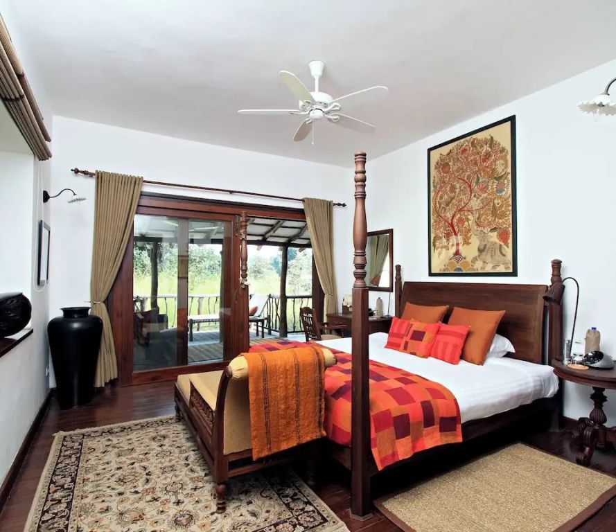 Schlafzimmer einer Villa mit großen Fenstern und traditionellem Design