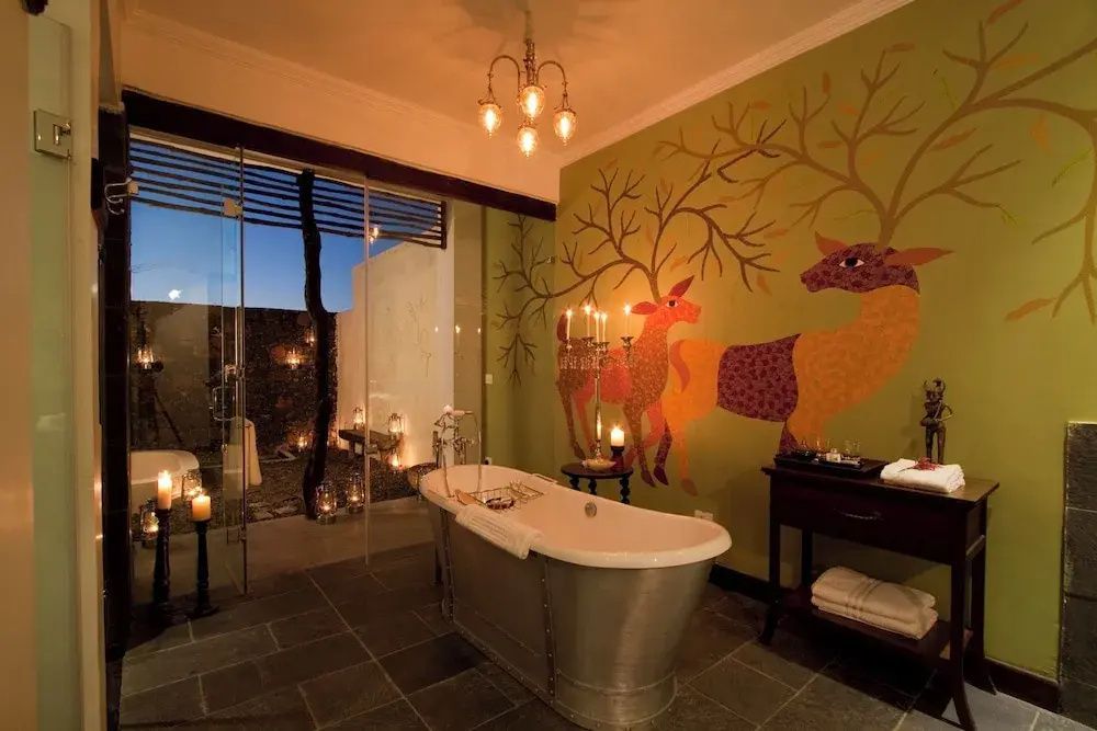 Luxuriöses Badezimmer mit Kunstwerken und freistehender Badewanne