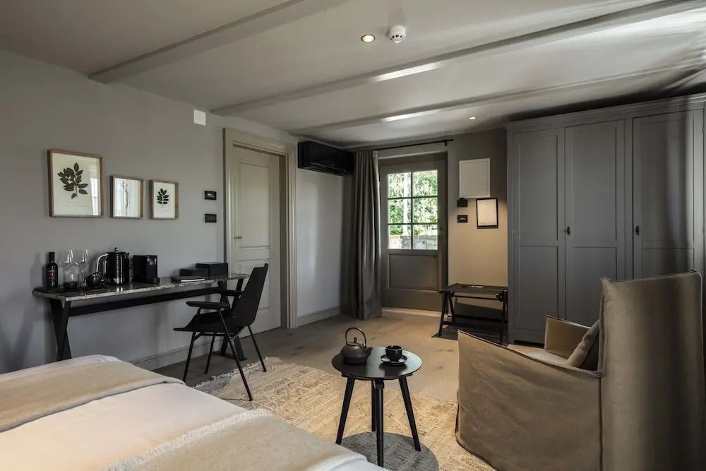 Moderne Einrichtung im Hotelzimmer mit Schreibtisch und Sesseln