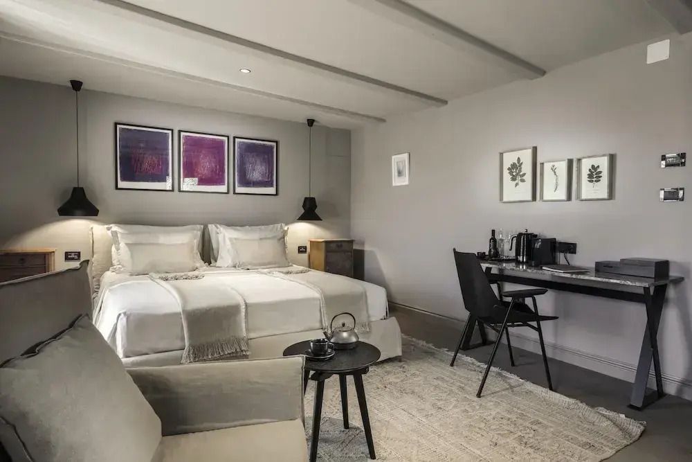 Geräumiges Hotelzimmer mit Doppelbett und Arbeitsbereich