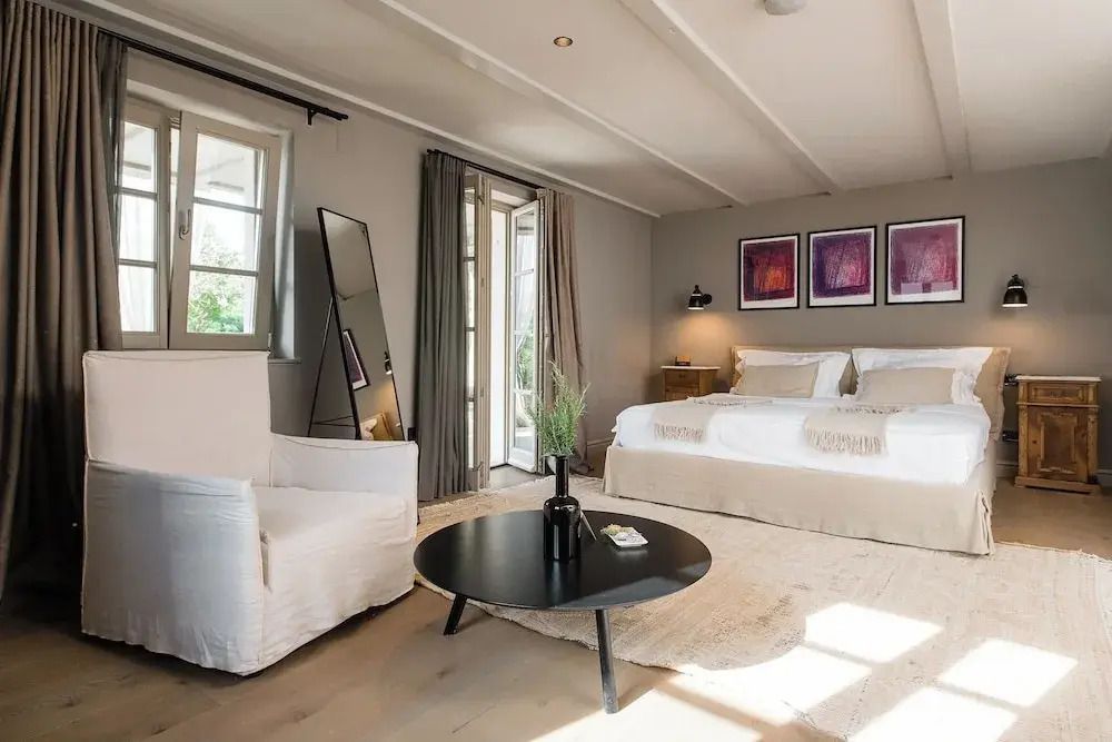 Gemütliches Schlafzimmer mit großem Bett und Spiegel