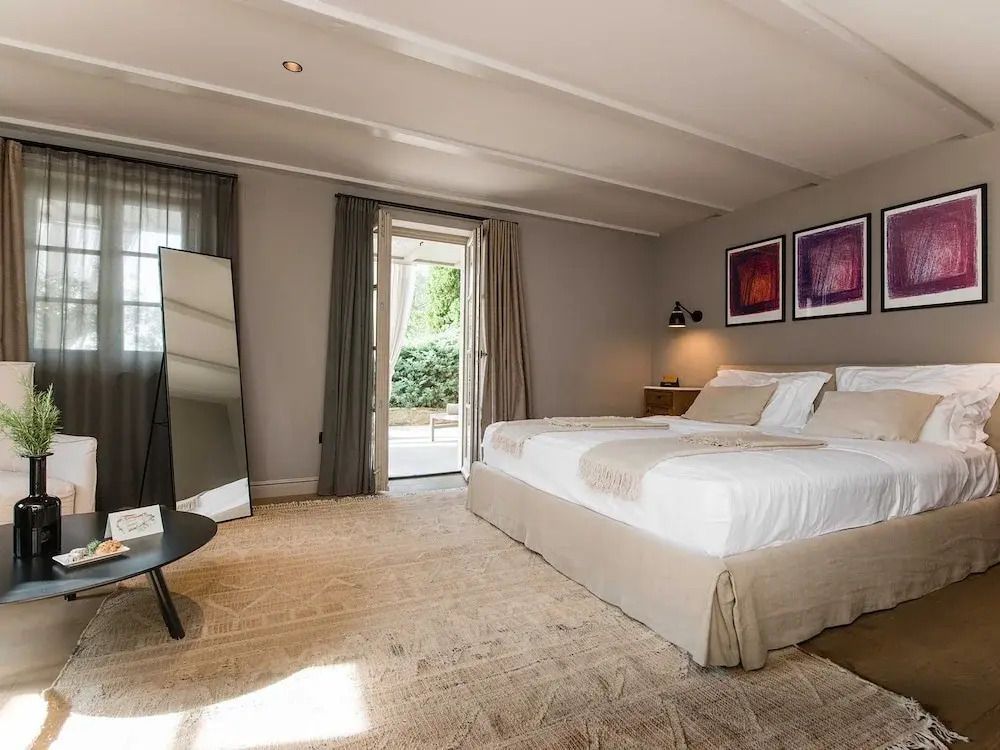 Helles Executive Doppelzimmer mit Doppelbett und moderner Kunst an den Wänden.