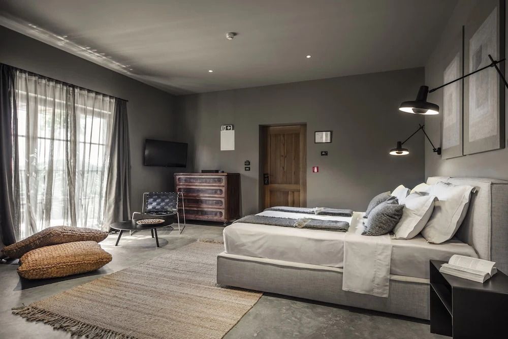 Modernes Doppelzimmer mit gemütlicher Sitzecke und stilvollen Möbeln.