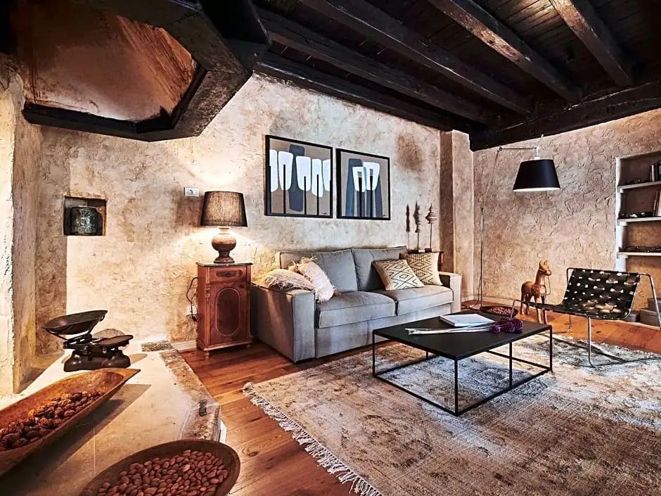 Elegantes Wohnzimmer mit bequemer Couch und stilvoller Dekoration
