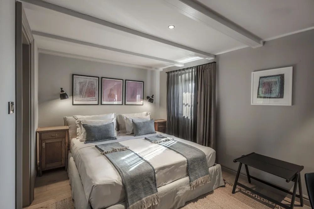 Elegantes Zimmer mit luxuriösem Doppelbett und stilvollen Dekorationen