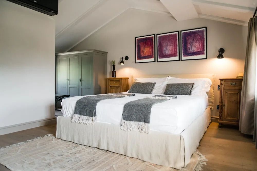 Gemütliches Schlafzimmer mit Doppelbett und stilvollem Dekor im Dachgeschoss