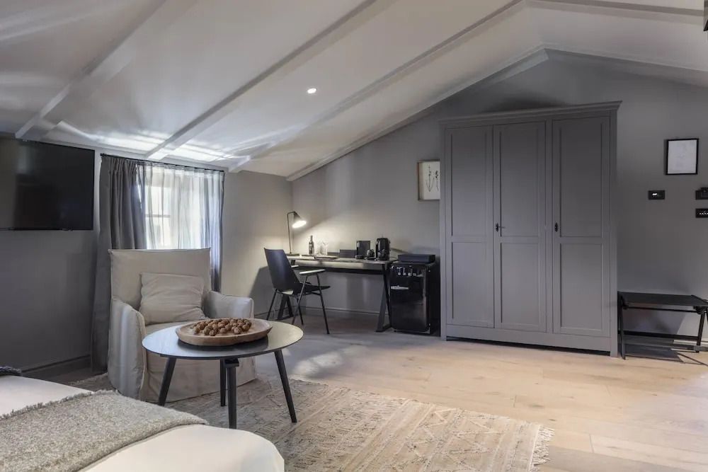 Bequemer Sitzbereich mit Schreibtisch im Superior Doppelzimmer, moderne Einrichtung.