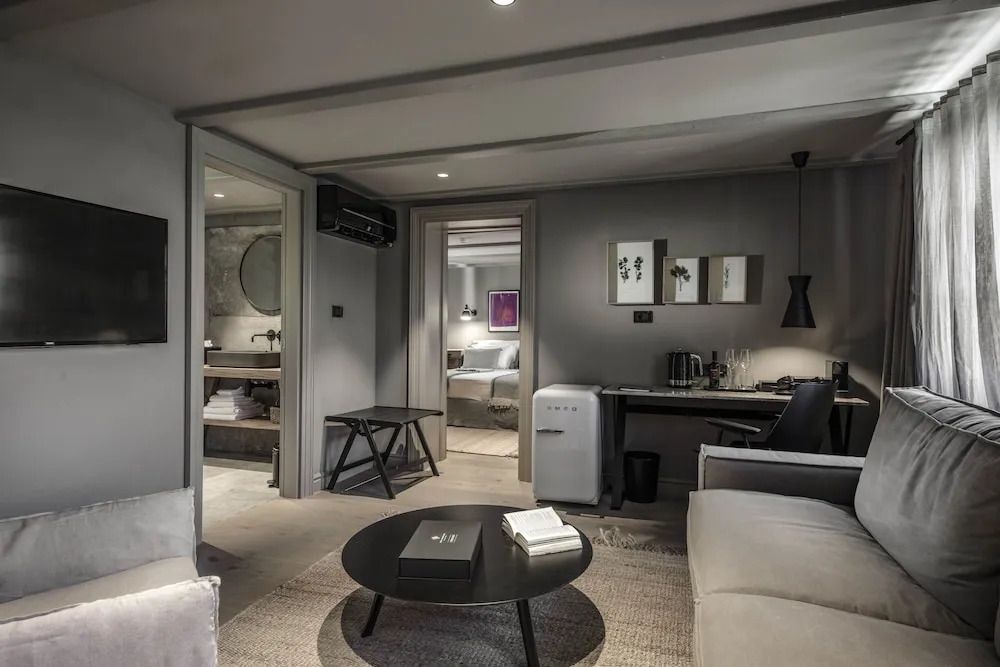Modernes Wohnzimmer mit hellen Möbeln und Kunst an den Wänden