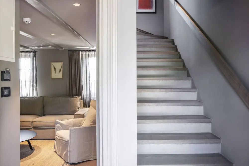 Stilvolle Treppe neben gemütlichem Loungebereich