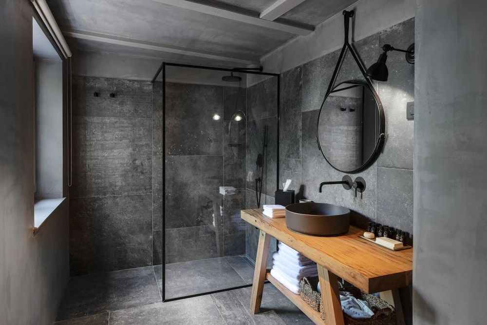 Modernes Badezimmer mit Regendusche und stilvollem Waschbecken