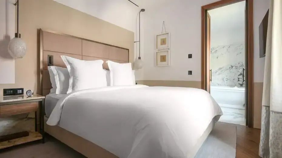 Helles Zimmer mit modernem Doppelbett und stilvoller Dekoration