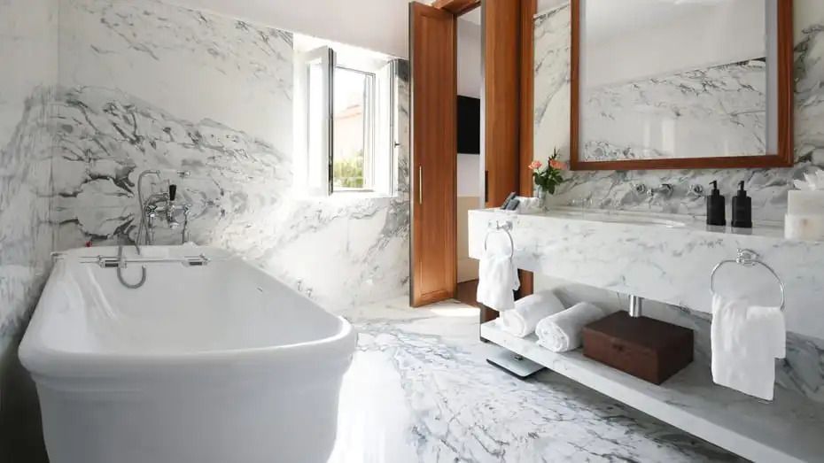 Marmorbadezimmer mit freistehender Badewanne und eleganter Ausstattung
