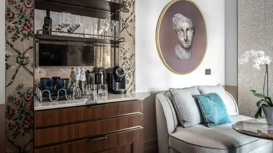 Stilvolle Ecke mit Kaffeemaschine und kunstvollem Wandbild