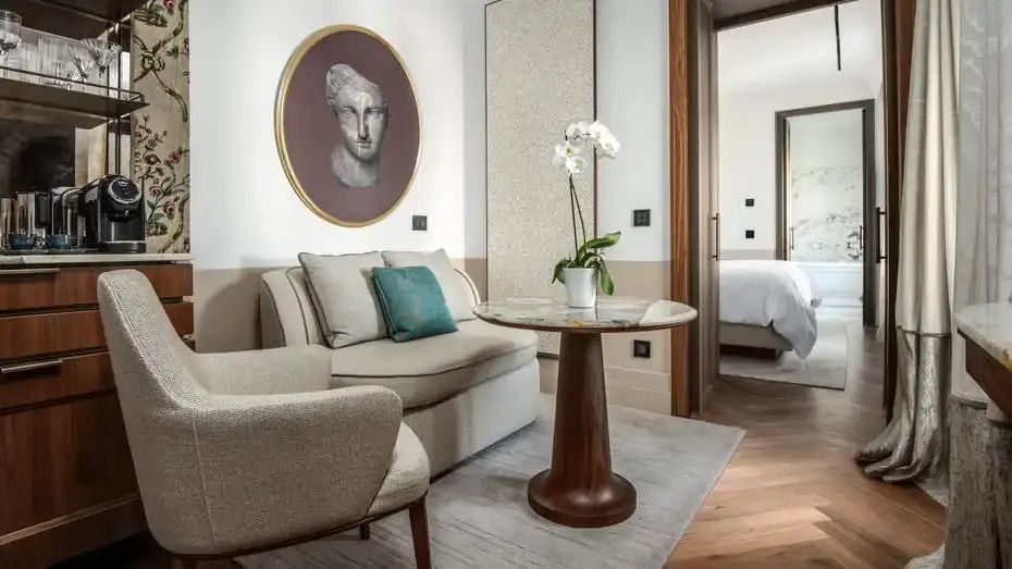 Gemütliche Sitzecke mit Tisch und moderner Kunst in der Suite