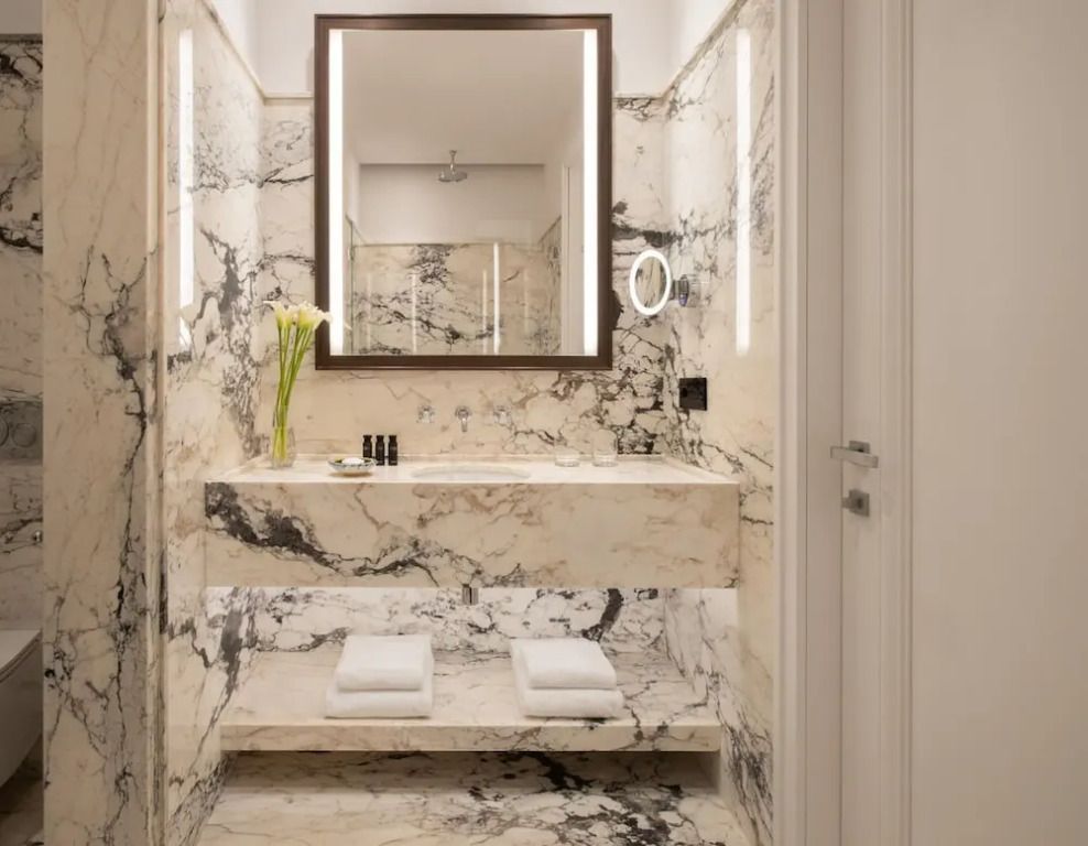 Luxuriöses Badezimmer mit Marmordesign und modernen Annehmlichkeiten