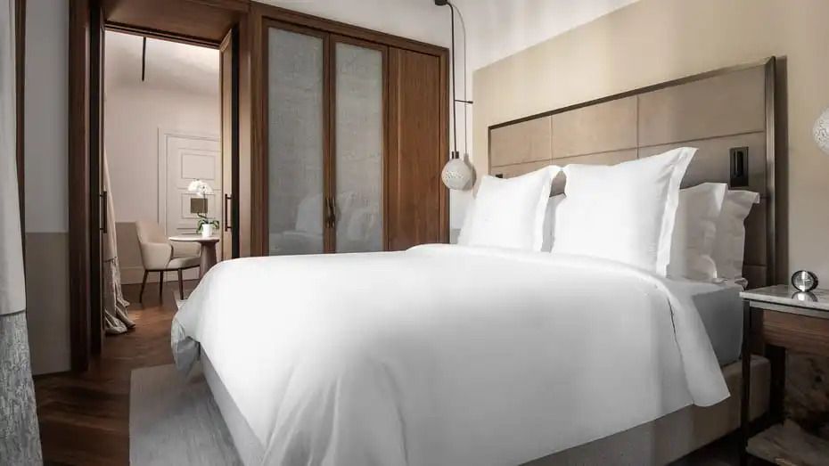 Elegantes Schlafzimmer mit Doppelbett, Holzakzenten und moderner Beleuchtung