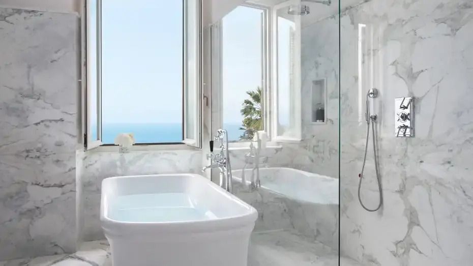 Luxuriöses Badezimmer mit freistehender Badewanne und Meerblick