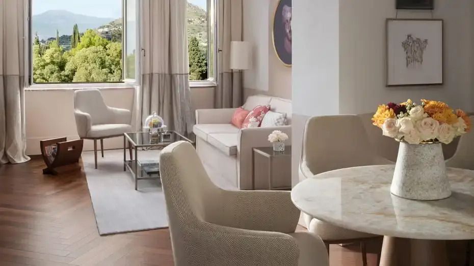 Eleganter Wohnbereich mit modernen Möbeln und großen Fenstern