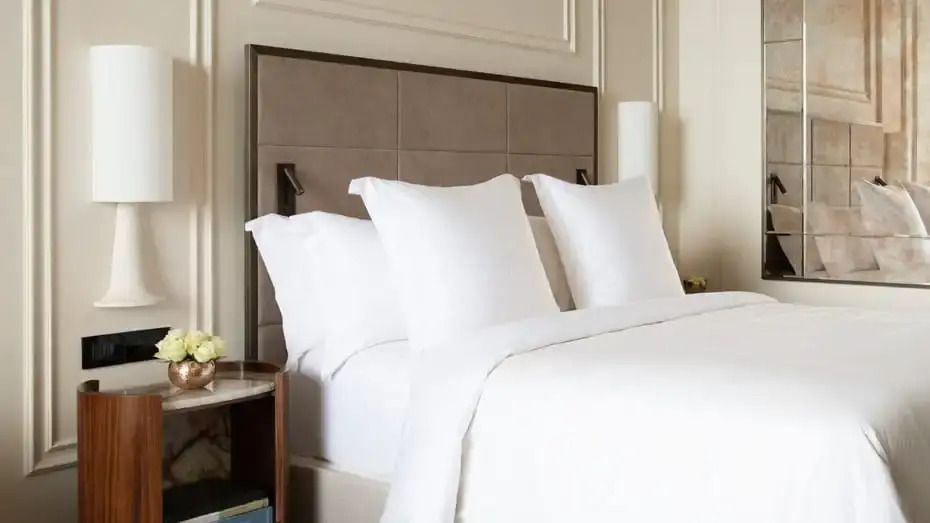 Luxuriöses Doppelbett in der Executive Suite mit eleganten weißen Kissen