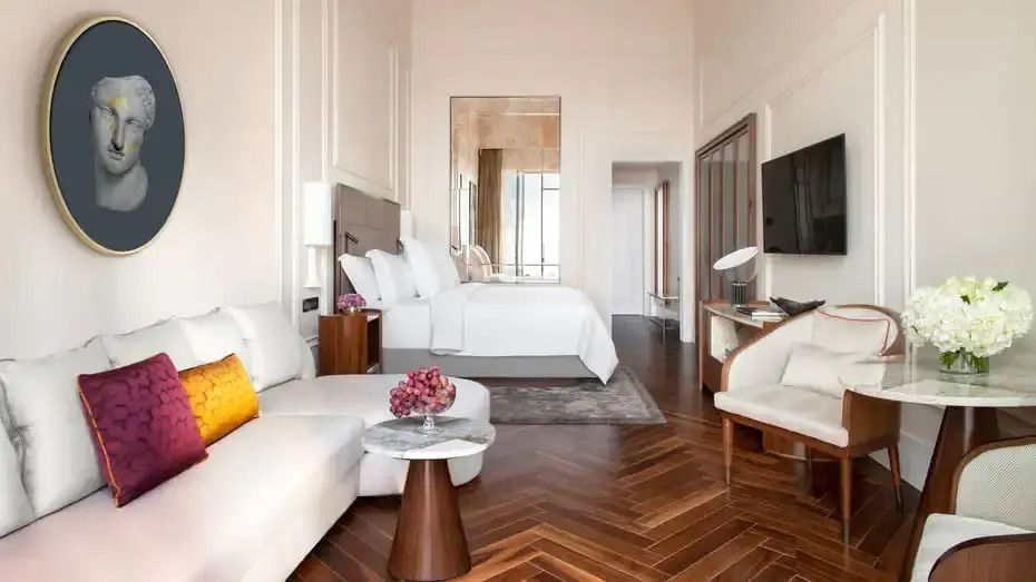 Elegantes Zimmer mit Parkettboden und zwei Einzelbetten im San Domenico Palace