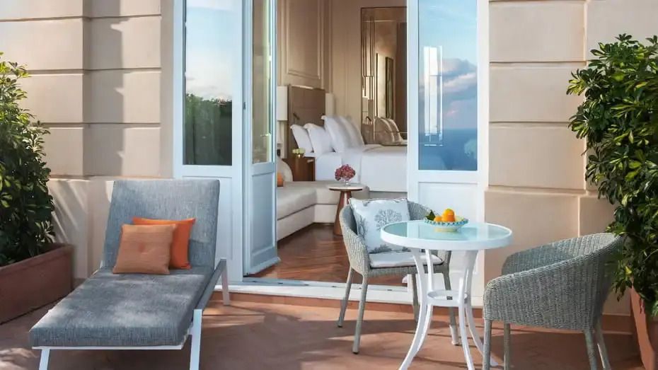 Terrasse mit Meerblick und Sitzbereich im San Domenico Palace
