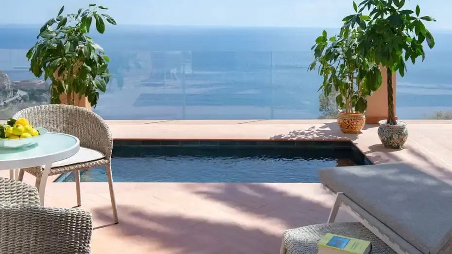 Privater Plunge Pool mit Blick auf das Meer im San Domenico Palace