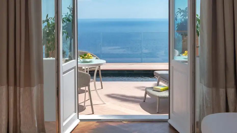 Meerblick von der Suite aus mit offenem Zugang zum Pool im San Domenico Palace