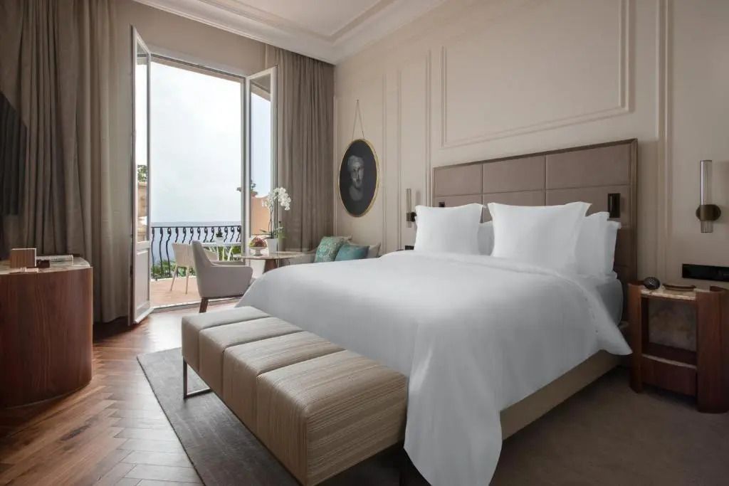 Elegantes Hotelzimmer mit Doppelbett, Meerblick und Balkon