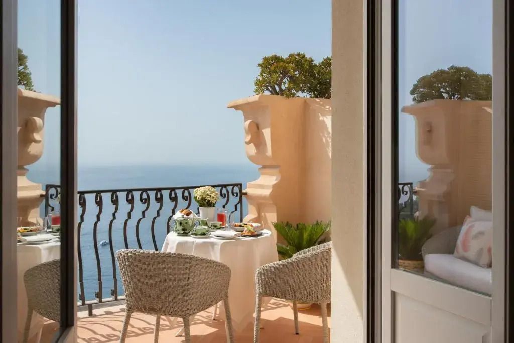 Balkon mit Sitzgruppe und Meerblick im Hotel San Domenico Palace