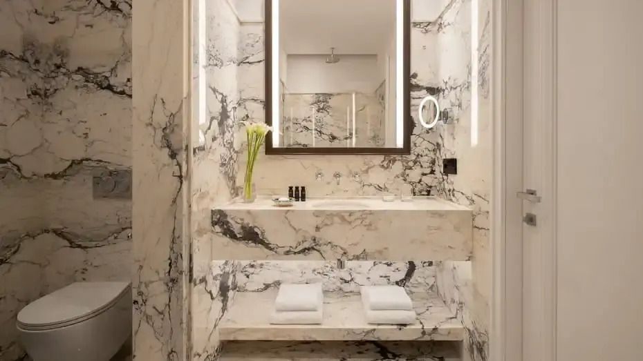 Modernes Badezimmer in Marmoroptik mit stilvollem Waschtisch