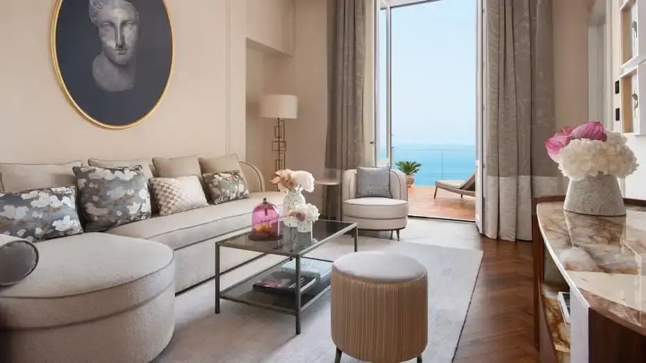 Gemütliches Wohnzimmer mit eleganter Einrichtung und Balkon mit Meerblick