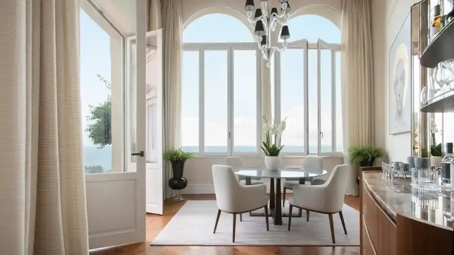 Eleganter Essbereich mit hellen Fenstern und Meerblick